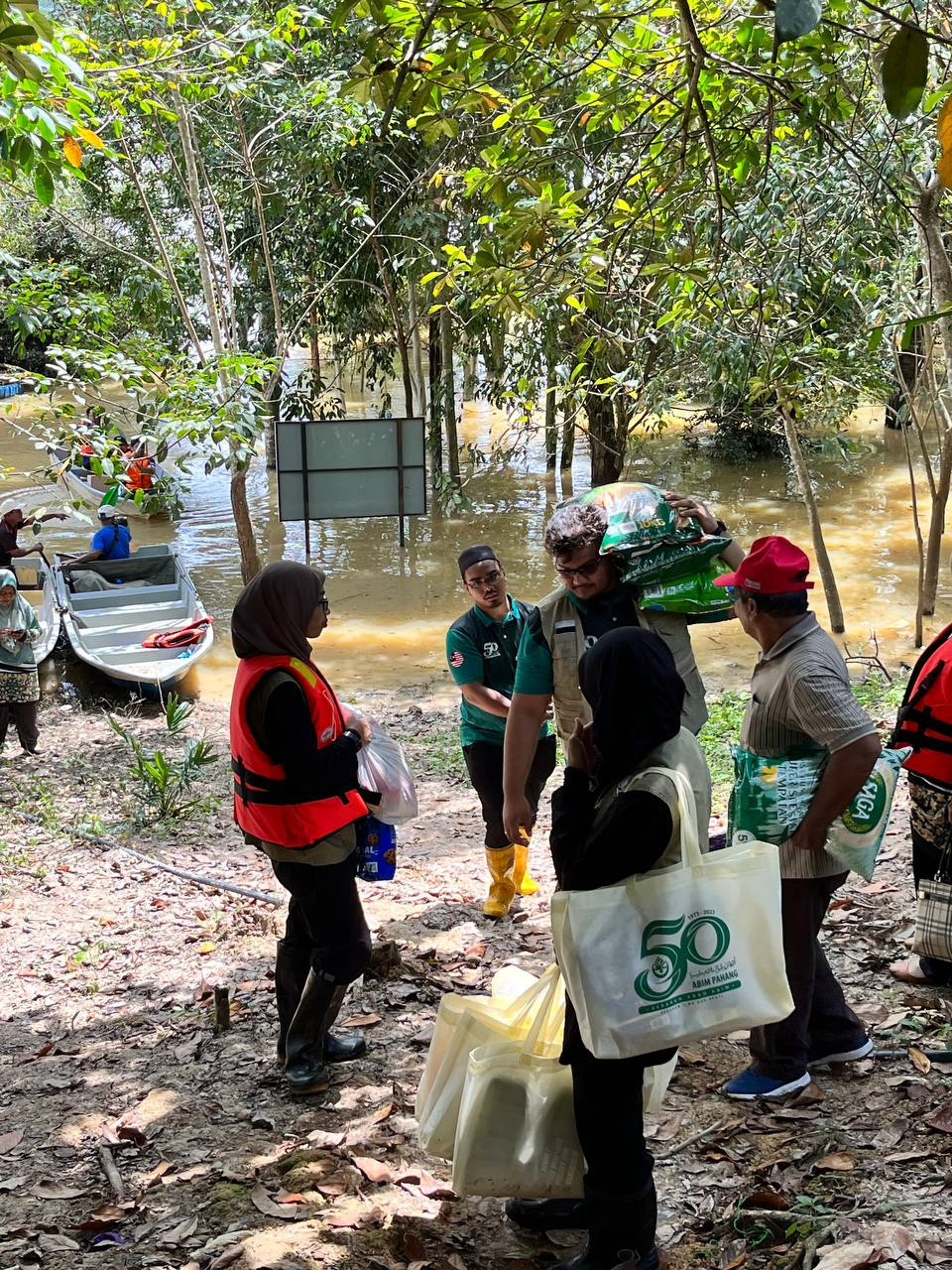 Sukarelawan ABIM Jengka menjalankan misi bantuan pasca banjir